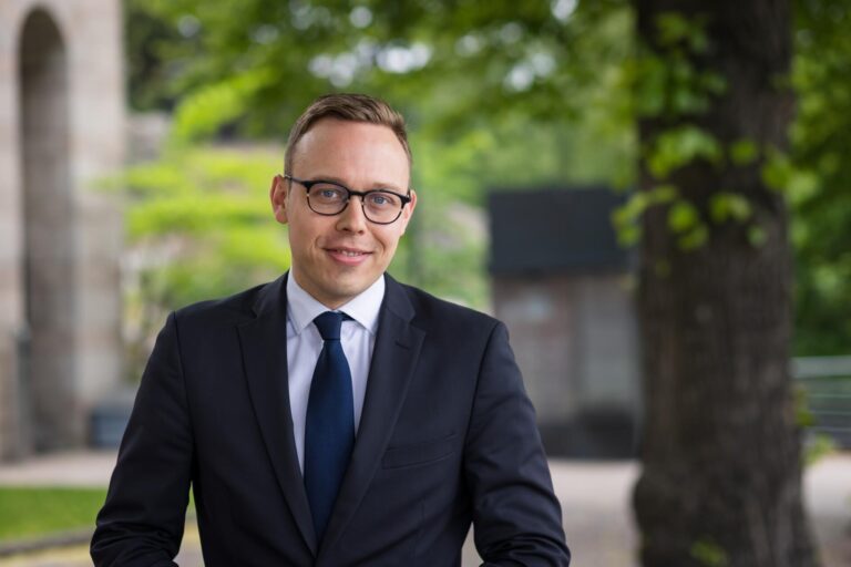 Kokoomuksen eduskuntaryhmän puheenjohtaja Matias Marttinen ulkona.