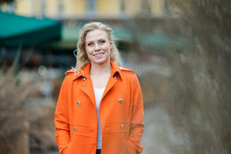 Kansanedustaja Noora Fageström ulkona.